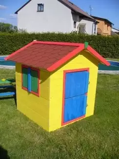 Dětský domek s šindelovou střechou