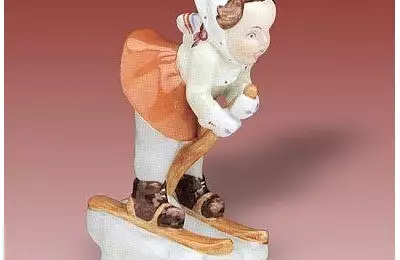 Figura z porcelánu tradiční výrovy o délce 9 cm Děvčátko na lyžích IV