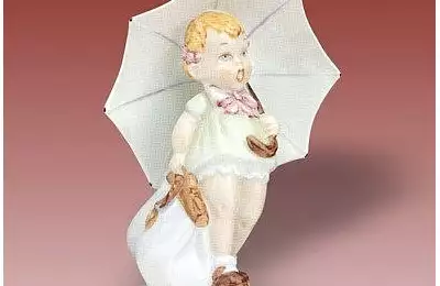 Originální figurální porcelán o výšce 15,5 cm Děvčátko s deštníkem IV