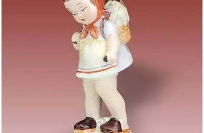 Tradiční ozdobná porcelánová figura o výšce 15 cm Děvče s nůší