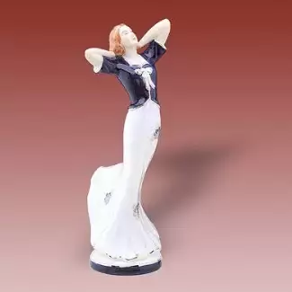 Ručně vyráběná porcelánová figura o délce 13,5 cm Dívka