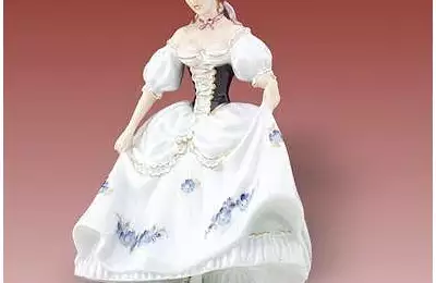 Unikátní figura z porcelánu vážící 1,3 kg Dívka s kloboukem