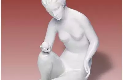Figura z porcelánu široká 12 cm Dívka s míčkem