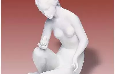 Ručně vyráběná porcelánová figura o délce 12,2 cm Dívka s ptáčkem