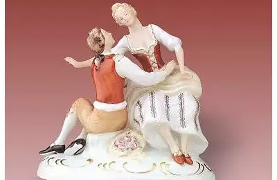 Ručně vyráběná porcelánová figura o výšce 17,5 cm Dostaveníčko VII