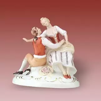 Ručně vyráběná porcelánová figura o výšce 17,5 cm Dostaveníčko VII