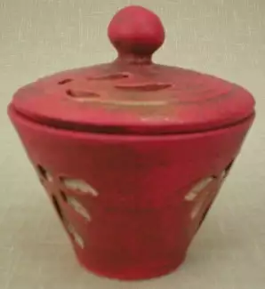 Dóza s pokličkou s výřezy o průměru 7 cm