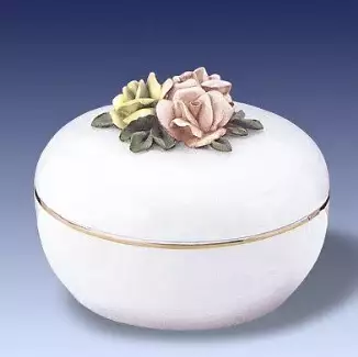 Bílá porcelánová figura o délce 10,7 cm Dóza s růžemi II