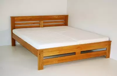 Dřevěná postel pro dva HONZA