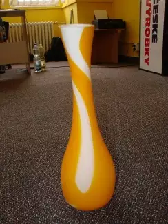 Oranžovo-bílá váza střední