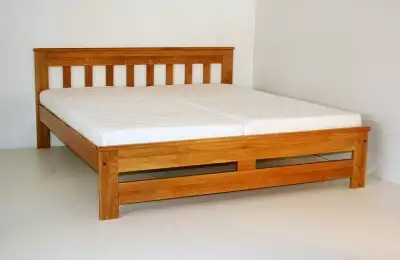 Dvojlůžková postel z masivu Linda