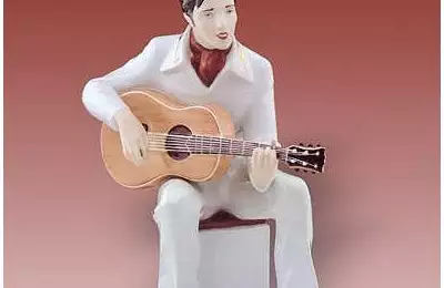 Ozdobná a ručně vyráběná figura o výšce 23,9 cm Elvis Presley