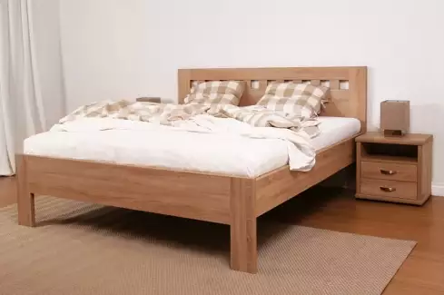 Zvýšená dřevěná postel s čelem Ennie