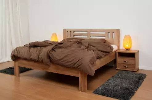 Moderní dvojlůžko Ennie Moon z masivu jádrového buku