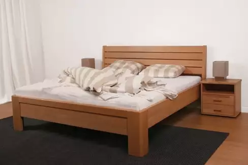 Moderní postel Cora z různých druhů masivů