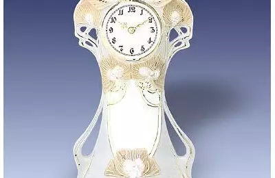 Tradiční porcelánová figura o délce 18 cm Hodiny Secese