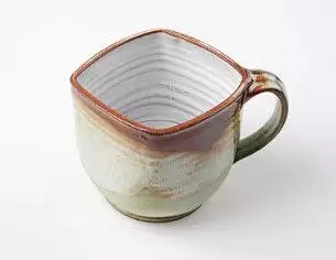 Hrnek tvarovaný čtverec v různých barvách