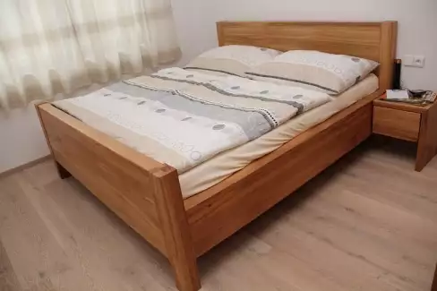 Masivní bytelné dvojlůžko Jindra s čelem u nohou