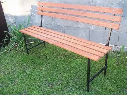 Jednoduchá a lehká lavička Natálie - k domu