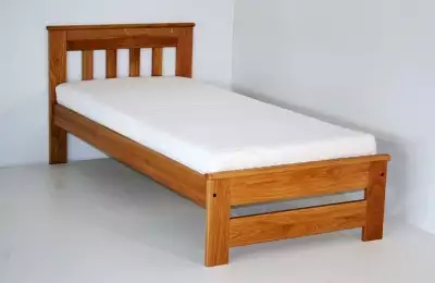 Jednolůžková postel z masivu borovice, smrku nebo dubu LINDA