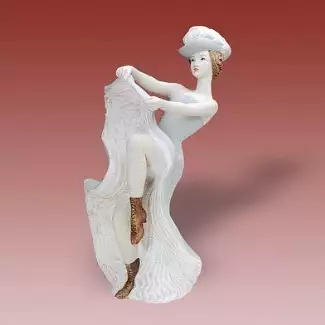 Figurální porcelán o výšce 25 cm Kankán