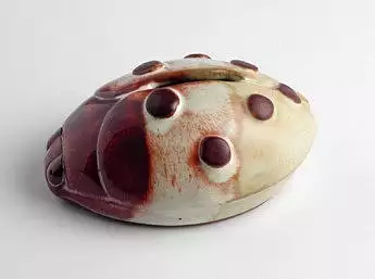 Kasička beruška z ozdobně užitkové keramiky