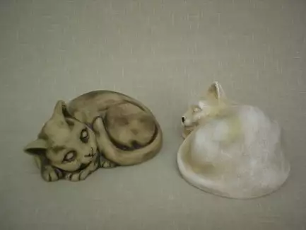 Keramická ležící kočka vhodná na zahradu