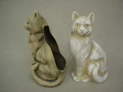 Roztomilá keramická kočka vhodná jako zahradní dekorace
