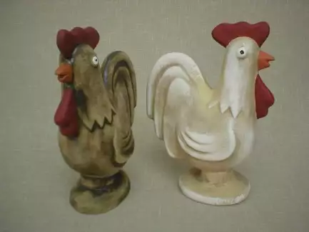 Keramický kohout vhodný jako zahradní dekorace o výšce 22 cm