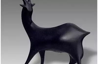 Dekorativní figura z porcelánu dlouhá 18,5 cm Koza