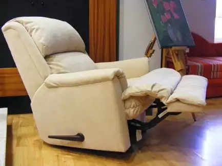 Pohodlné, polohovatelné křeslo s výklopným podnožníkem Kuba