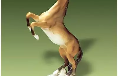 Ručně vyráběná porcelánová figura Kůň