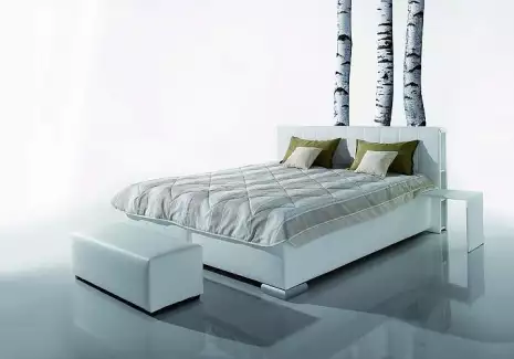 Luxusní čalouněná postel pro dva v bílé kůži Lada