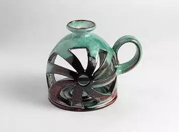 Originální lampička na ruce z užitkové keramiky