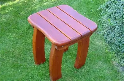 Zahradní stolička z masivu borovice Lorit