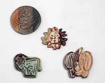 Magnet s různými motivy z vysoce užitkové keramiky