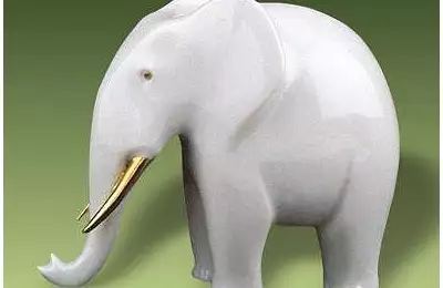Ručně vyráběná porcelánová figura Malý slon