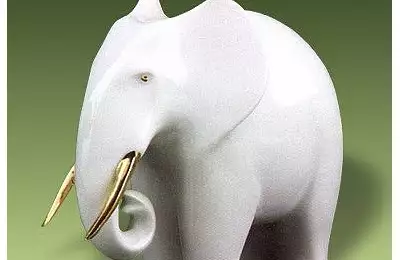 Ručně vyráběná figura o délce 10 cm Malý slon II