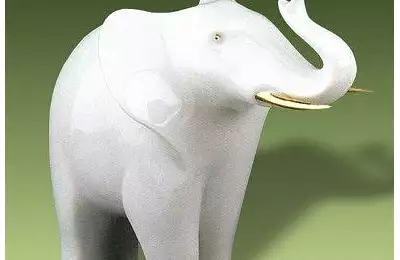 Bílá porcelánová figura o výšce 9,8 cm Malý slon III