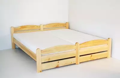 Manželská postel z borovicového masivu ROSO