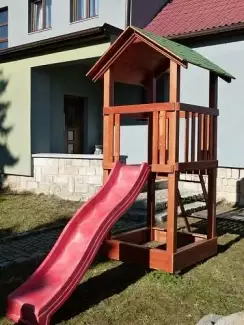 Masivní dřevěná věž Lukáš se skluzavkou