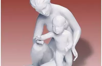 Dekorativní porcelán vážící 580 gramů  Matka s dítětem