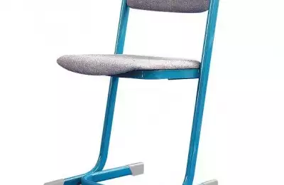 Stohovatelná židle vyráběné z plochooválných ocelových profilů Ben