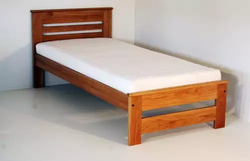 Moderní postel z masivu jednolůžková HONZA