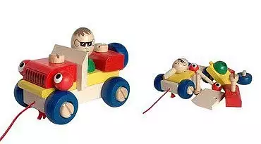 Dřevěné tahací auto o velikosti 95 x 155 x 105 mm