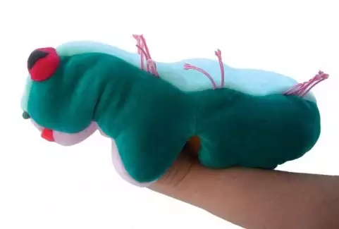 Hračka vyrobena z příjemného materiálu Housenka motýl