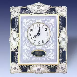 Figurální a ozdobný porcelán o délce 33,8 cm Nástěnné hodiny Vikomt
