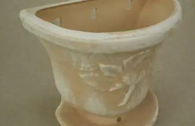 Originální nástěnný květináč z užitkové keramiky Žaneta