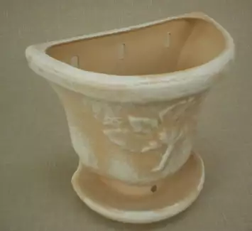 Originální nástěnný květináč z užitkové keramiky Žaneta
