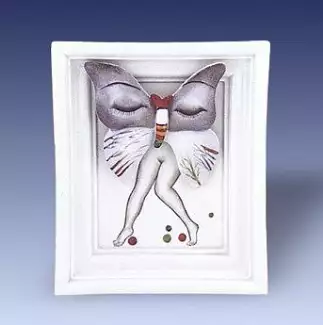 Zdobená porcelánová figura vážící 950 gramů Obraz hra na motýly II